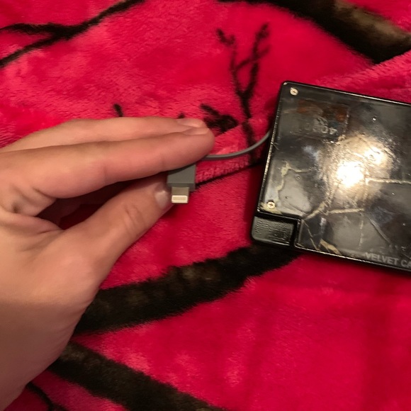 Velvet Caviar Portable Charger - Picture 3 of 5